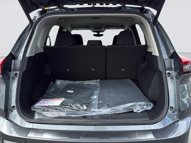Nissan Rogue Vehicle Full-screen Gallery Image 32