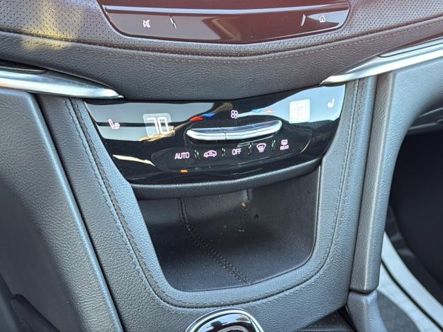 Cadillac XT5 Vehicle Full-screen Gallery Image 21