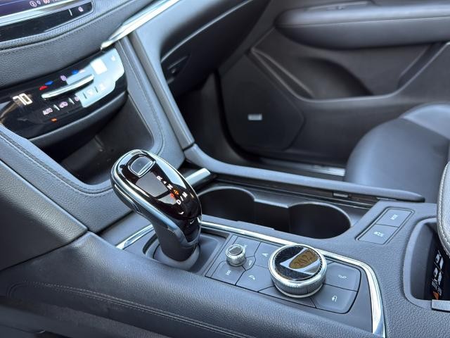 Cadillac XT5 Vehicle Full-screen Gallery Image 22
