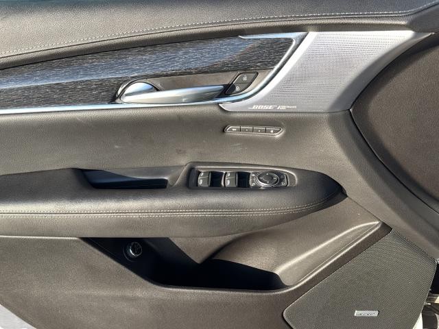 Cadillac XT5 Vehicle Full-screen Gallery Image 30