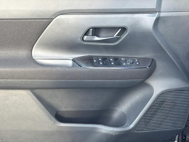 Nissan Kicks Vehicle Full-screen Gallery Image 24