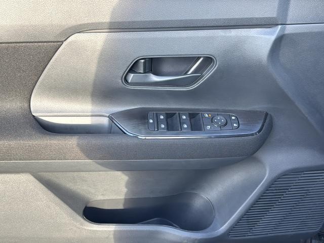 Nissan Kicks Vehicle Full-screen Gallery Image 30