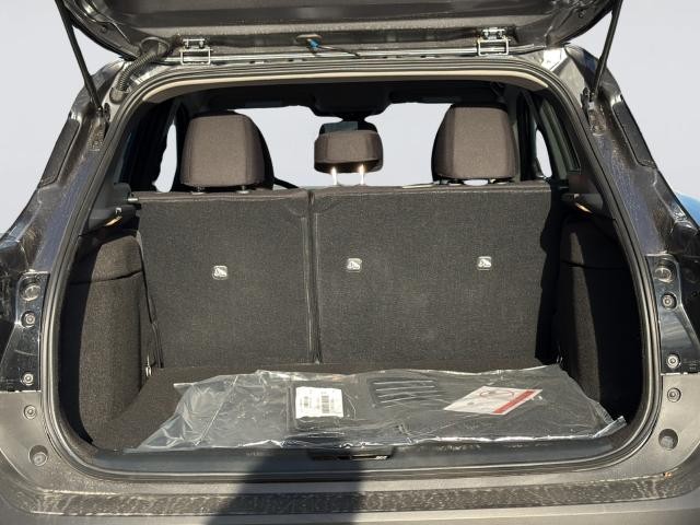Nissan Kicks Vehicle Full-screen Gallery Image 32