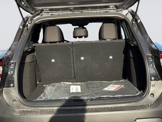 Nissan Kicks Vehicle Full-screen Gallery Image 35