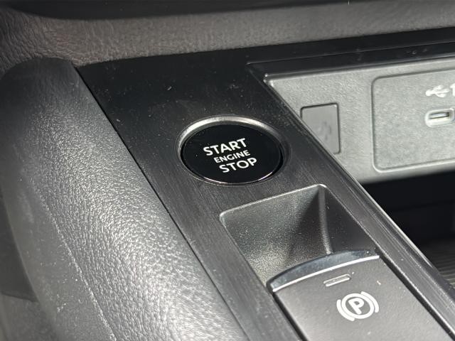 Nissan Kicks Vehicle Full-screen Gallery Image 13