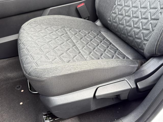 Nissan Kicks Vehicle Full-screen Gallery Image 18