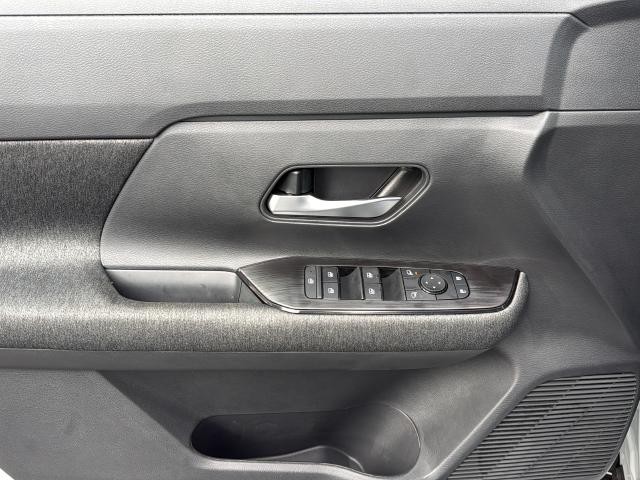 Nissan Kicks Vehicle Full-screen Gallery Image 24