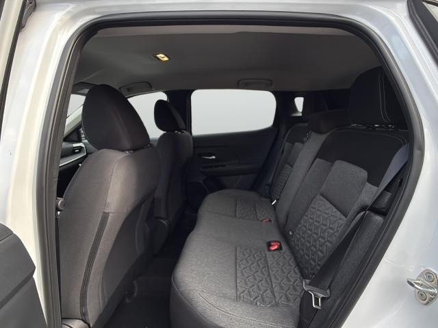 Nissan Kicks Vehicle Full-screen Gallery Image 27