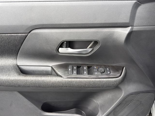 Nissan Kicks Vehicle Full-screen Gallery Image 30
