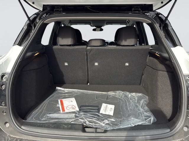 Nissan Kicks Vehicle Full-screen Gallery Image 35