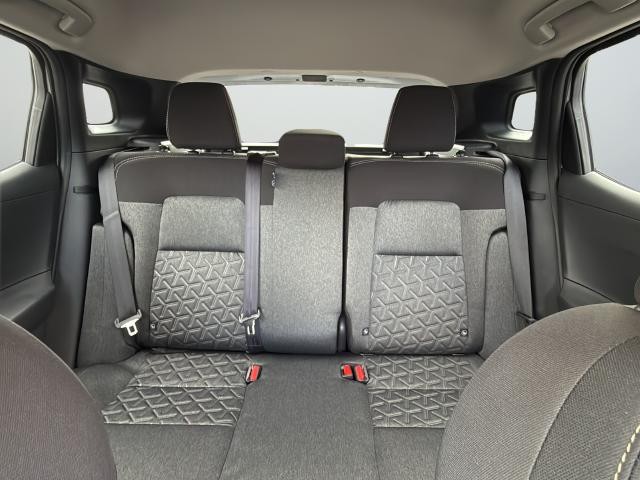 Nissan Kicks Vehicle Full-screen Gallery Image 40