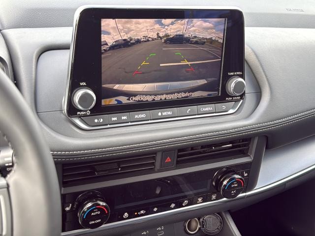Nissan Rogue Vehicle Full-screen Gallery Image 15