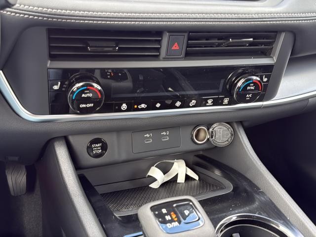 Nissan Rogue Vehicle Full-screen Gallery Image 21