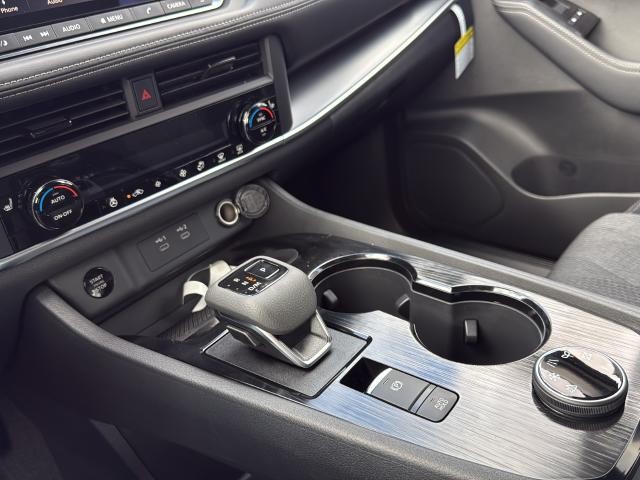 Nissan Rogue Vehicle Full-screen Gallery Image 22