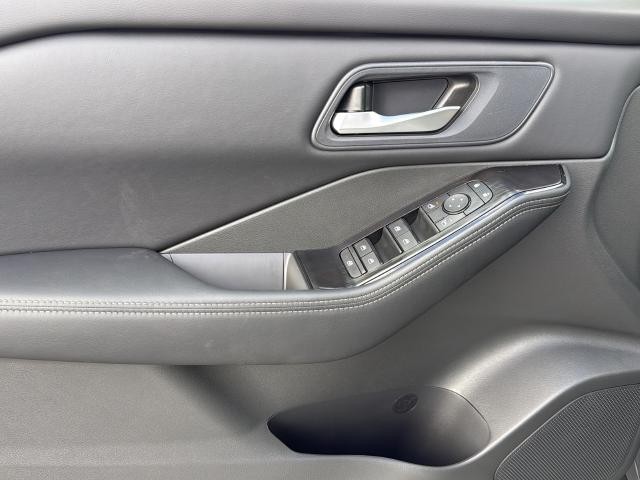 Nissan Rogue Vehicle Full-screen Gallery Image 24