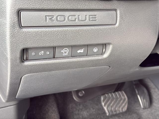 Nissan Rogue Vehicle Full-screen Gallery Image 28
