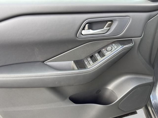 Nissan Rogue Vehicle Full-screen Gallery Image 30