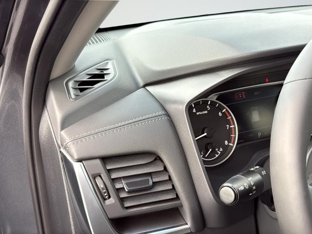 Nissan Rogue Vehicle Full-screen Gallery Image 31