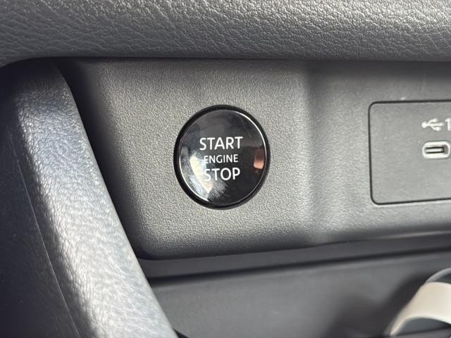 Nissan Rogue Vehicle Full-screen Gallery Image 33