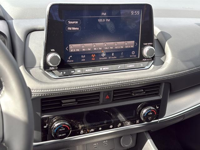 Nissan Rogue Vehicle Full-screen Gallery Image 14