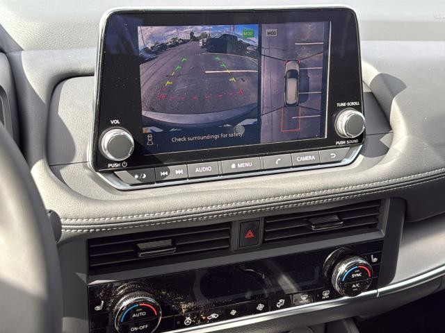 Nissan Rogue Vehicle Full-screen Gallery Image 15
