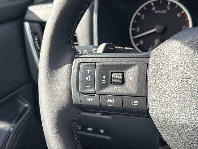 Nissan Rogue Vehicle Full-screen Gallery Image 16