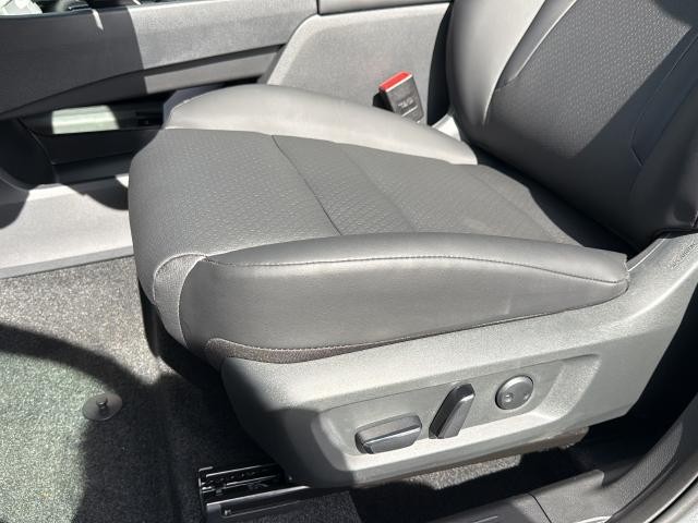 Nissan Rogue Vehicle Full-screen Gallery Image 18