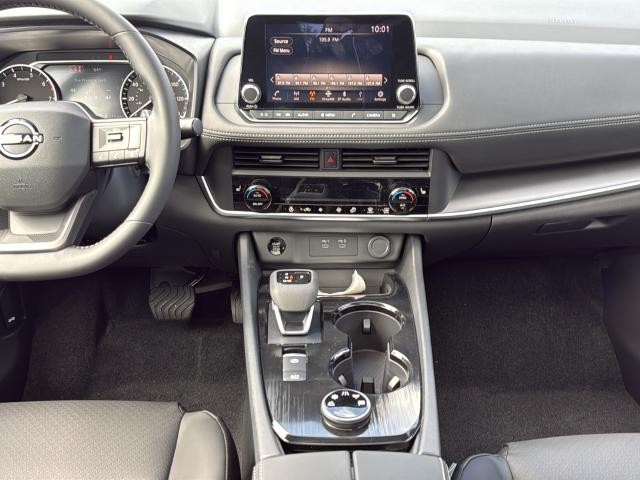 Nissan Rogue Vehicle Full-screen Gallery Image 20
