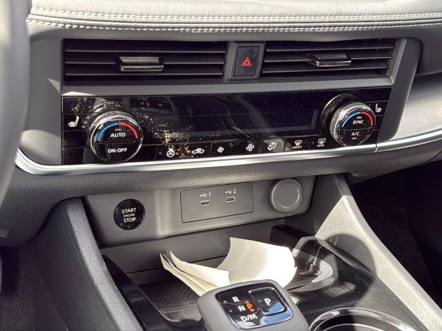 Nissan Rogue Vehicle Full-screen Gallery Image 21