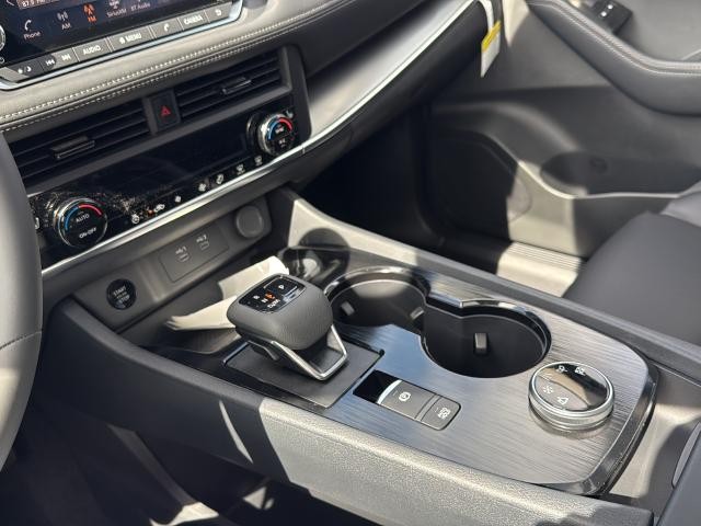 Nissan Rogue Vehicle Full-screen Gallery Image 22