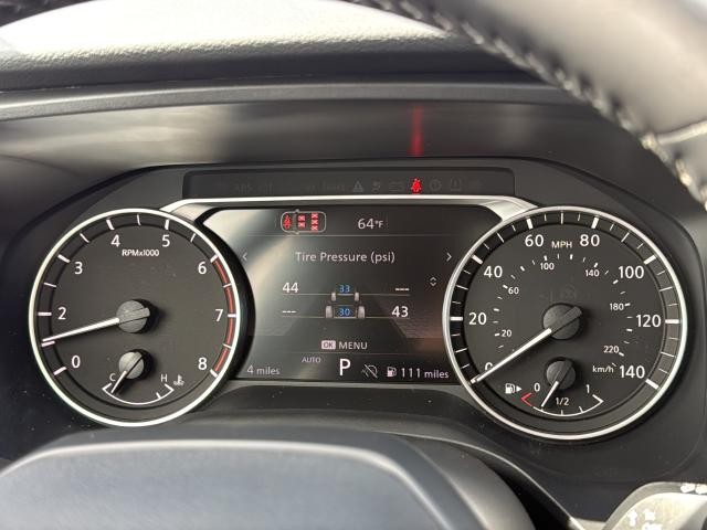 Nissan Rogue Vehicle Full-screen Gallery Image 23