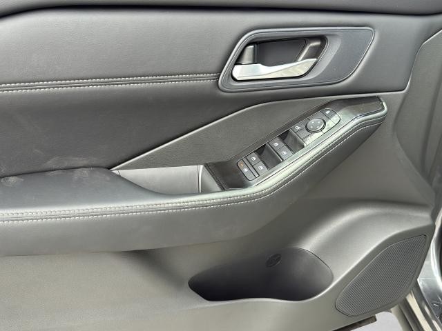 Nissan Rogue Vehicle Full-screen Gallery Image 24