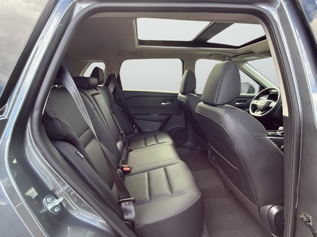 Nissan Rogue Vehicle Full-screen Gallery Image 25