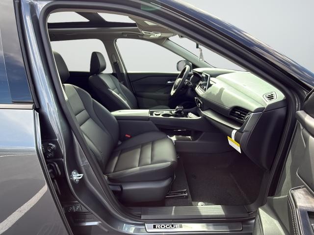 Nissan Rogue Vehicle Full-screen Gallery Image 26
