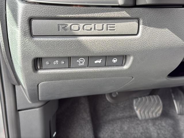 Nissan Rogue Vehicle Full-screen Gallery Image 28