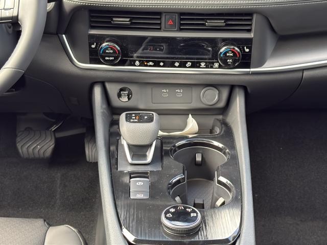 Nissan Rogue Vehicle Full-screen Gallery Image 29