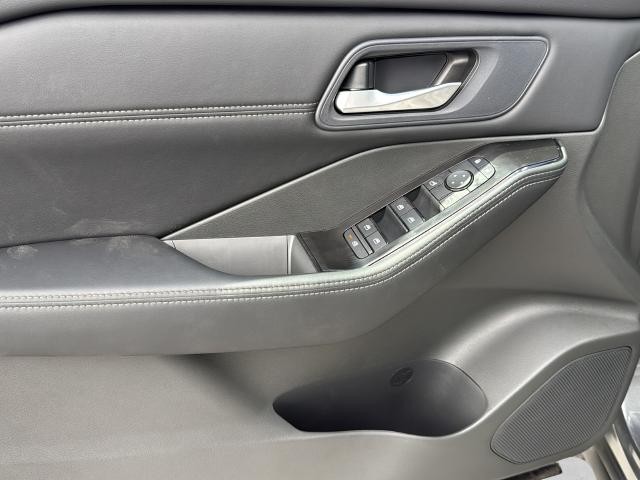 Nissan Rogue Vehicle Full-screen Gallery Image 30