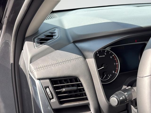 Nissan Rogue Vehicle Full-screen Gallery Image 31