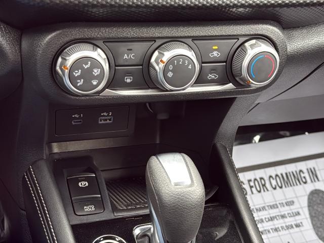 Nissan Kicks Vehicle Full-screen Gallery Image 21