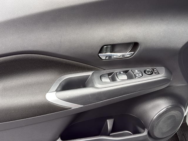 Nissan Kicks Vehicle Full-screen Gallery Image 24