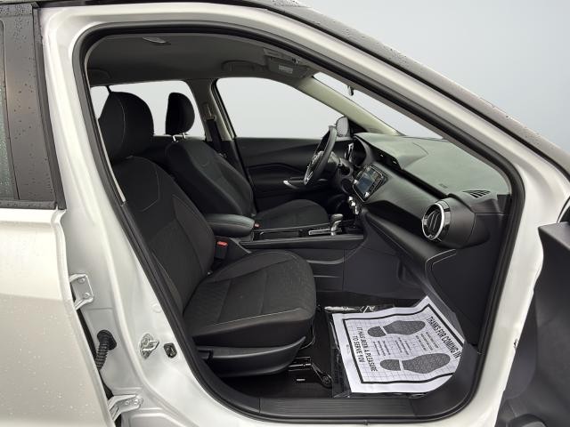 Nissan Kicks Vehicle Full-screen Gallery Image 26