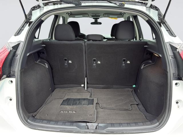 Nissan Kicks Vehicle Full-screen Gallery Image 32
