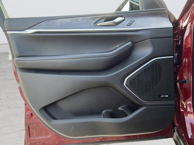 Jeep Grand Cherokee L Vehicle Full-screen Gallery Image 11