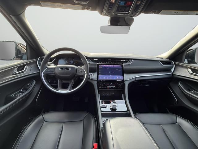 Jeep Grand Cherokee L Vehicle Full-screen Gallery Image 12