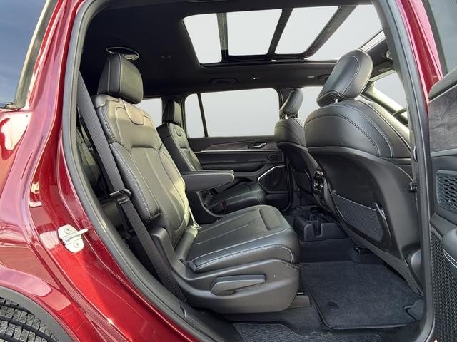 Jeep Grand Cherokee L Vehicle Full-screen Gallery Image 15
