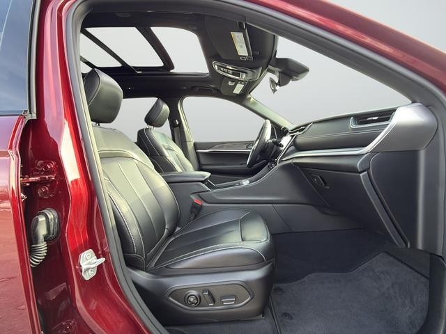 Jeep Grand Cherokee L Vehicle Full-screen Gallery Image 16