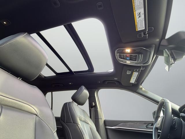 Jeep Grand Cherokee L Vehicle Full-screen Gallery Image 17
