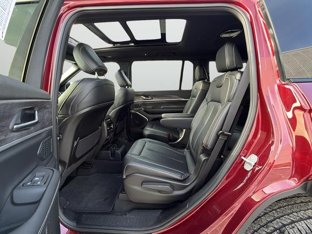 Jeep Grand Cherokee L Vehicle Full-screen Gallery Image 18