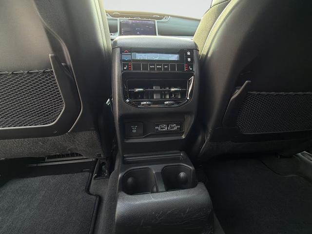 Jeep Grand Cherokee L Vehicle Full-screen Gallery Image 19