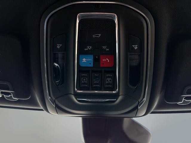 Jeep Grand Cherokee L Vehicle Full-screen Gallery Image 26